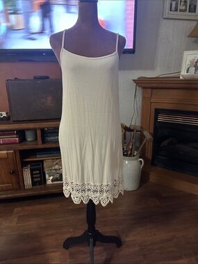 Monoreno Cream Crochet Hem Slip